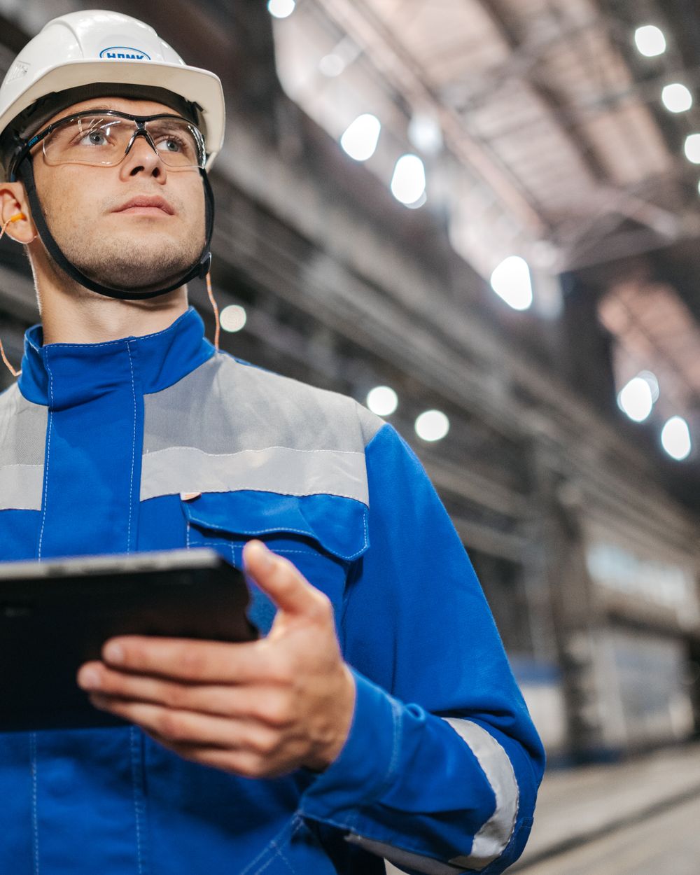 Manufacturing shop-floor worker with a tablet